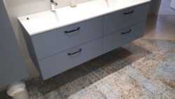 Meuble de salle de bain double vasque, coloris bleu clair.