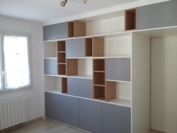 Fabrication d'un meuble bibliothèque au style contemporain.