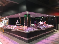 Agencement d'un présentoir de poissonnerie dans un hypermarché.