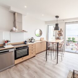 Petite cuisine dans un appartement de bord de mer. Une table snack permet de partager des repas à 4 sans pour autant prendre tout l'espace de la pièce.
Projet Architecture ML - Photos Atelier Kuryo petite cuisine aménagée dans un appartement