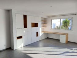 Agencement d'un espace bureau très fonctionnel.