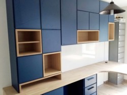 Bureau bleu et bois avec espace plan de travail et de nombreux rangements.