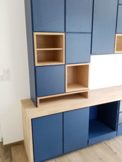 Conception d'un bureau contemporain bleu et bois agencement de bureau