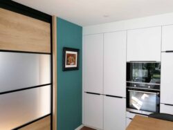 Cuisine avec grandes colonnes de rangement pour optimiser l'espace.
