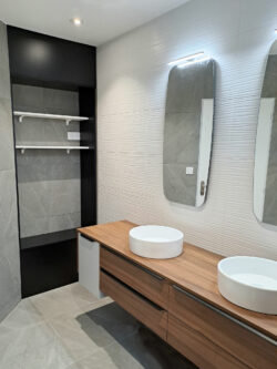 Jolie salle de bain moderne offrant 2 vasques et des rangements.
Projet Renov and Co Jolie salle de bain offrant 2 vasques et des rangements.