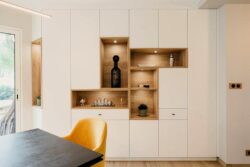Fabrication d'un agencement sur-mesure dans une salle à manger pour pouvoir obtenir un grand meuble de rangement à la fois esthétique et fonctionnel.
Projet JAD Décoration - Photo A l'Orée des Fées Création d'un meuble sur-mesure dans une salle à manger.