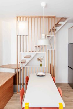 Garde-corps ajourée et estrade en bois menant vers les marches de l'escalier.
Projet Architecture ML - Photo Atelier Kuryo. Garde-corps ajourée et estrade en bois menant vers les marches de l'escalier.