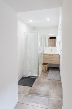 Petite salle d'eau avec meuble vasque coloris blanc et bois. Petite salle d'eau avec meuble vasque coloris blanc et bois.