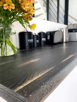 Cuisine blanche et noire effet bois vieilli.