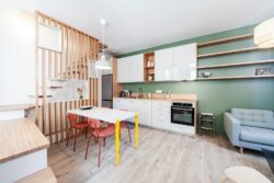 Cuisine sur-mesure aménagée dans un petit appartement.
Projet Architecture ML - Photo atelier Kuryo cuisine aménagée dans appartement avec claustra