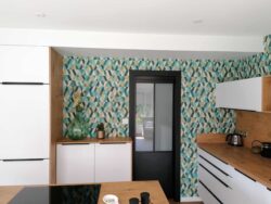 Cuisine blanche et bois offrant de nombreux rangements. Style contemporain. Cuisine blanche et bois