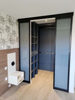 Création d'un dressing dans une chambre parentale.