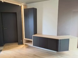 Meuble d'entrée alliant le noir et le bois.