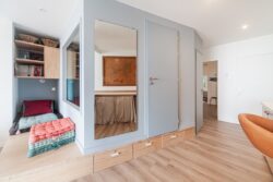Réalisation de rangements sur-mesure dont tiroirs dans l'estrade.
Projet Architecture ML - Photo Atelier Kuryo rangements sur-mesure réalisés pour un appartement aux Sables d'Olonne (85).