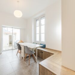 Création d'une grande banquette de salle à manger servant d'assise et de coffre de rangement.
Projet Architecture ML - Photo Atelier Kuryo Création d'une grande banquette de salle à manger.