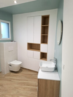 Salle de bain optimisée en rangement, tons blanc et bois pour un style intemporel !