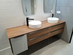 Les poignées profils de cette salle de bain apportent une jolie ligne contemporaine au meuble.
Projet Renov and Co.