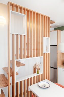 Création d'un claustra bois faisant séparation de pièce et main courante pour l'escalier.
Projet Architecture ML - Photo Atelier Kuryo claustra bois faisant séparation et main courante