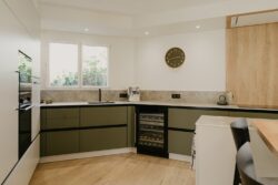 Jolie cuisine familiale et contemporaine offrant de nombreux de rangement dans un espace lumineux. Le vert des façades apporte beaucoup de style.
Projet JAD Décoration - Photo A l'orée des Fées