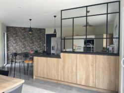 Cuisine contemporaine et spacieuse délimitée par une verrière.
Projet JAD Décoration cuisine avec verrière en séparation de pièce