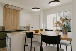 Table snack pour 4 personnes dans cette cuisine contemporaine.
Projet JAD Décoration - Photos A l'Orée des Fées
