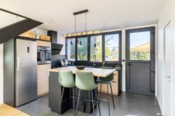 Cuisine au style contemporain, associant le noir et le bois.
Projet Architecture ML petite cuisine avec ilot central
