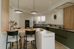 Cuisine réalisée sur-mesure, avec un grand plan de travail et des armoires de rangement toute hauteur.
Projet JAD Décoration - Photos A l'Orée des Fées cuisine sur-mesure fabriquée en Vendée