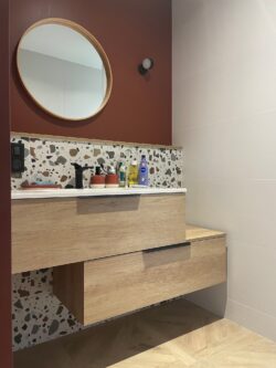 Petite salle de bain couleur terracotta et terrazzo très charmante.
Projet JAD Décoration. petite salle de bain couleur terracotta et terrazzo